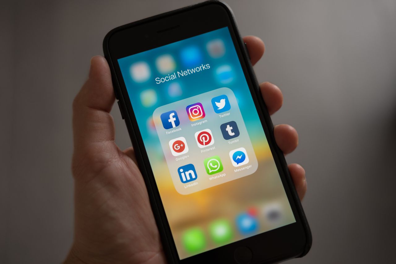 Smartphone mit Social-Networks-Ordner