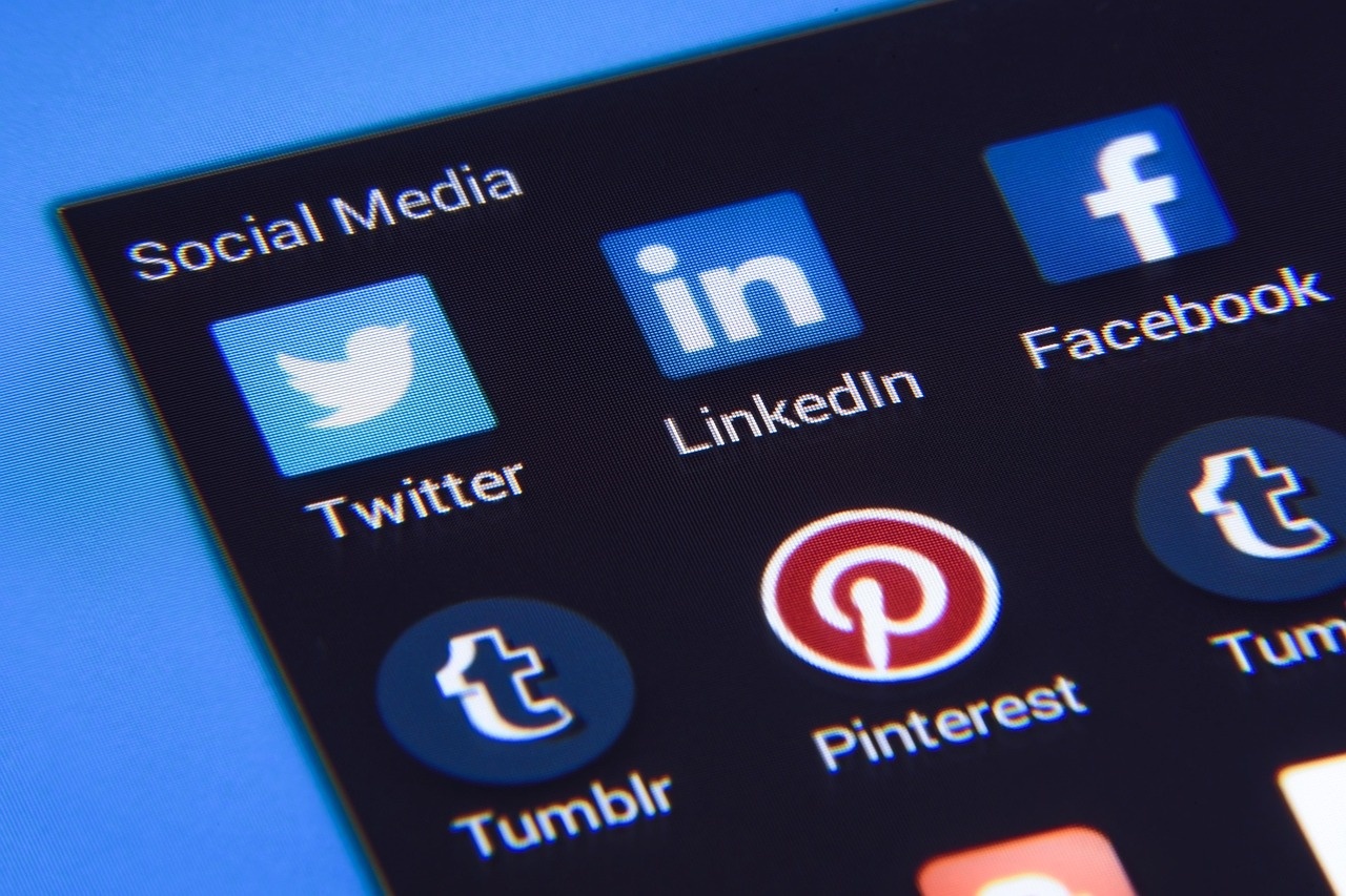 Digitale Social-Media-Oberfläche mit Plattform-Icons